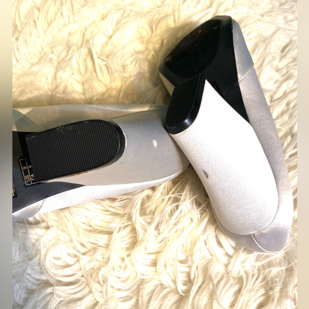 Silver shoes Size 9. - Picture 2 of 14